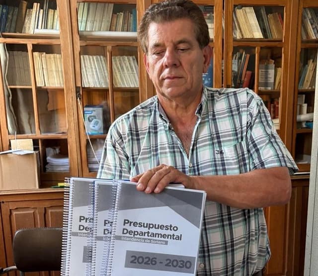 Entrega del Presupuesto Quinquenal de la Intendencia de Soriano a las Bancadas de Ediles